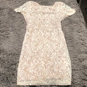 Backless lace dress